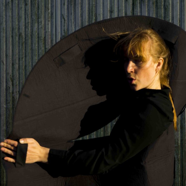 Portrait-Janneke-van-der-Putten_with-Voice-Skin-project_photo-by-Gabrielle-Barros-Martins_05.2020kopie